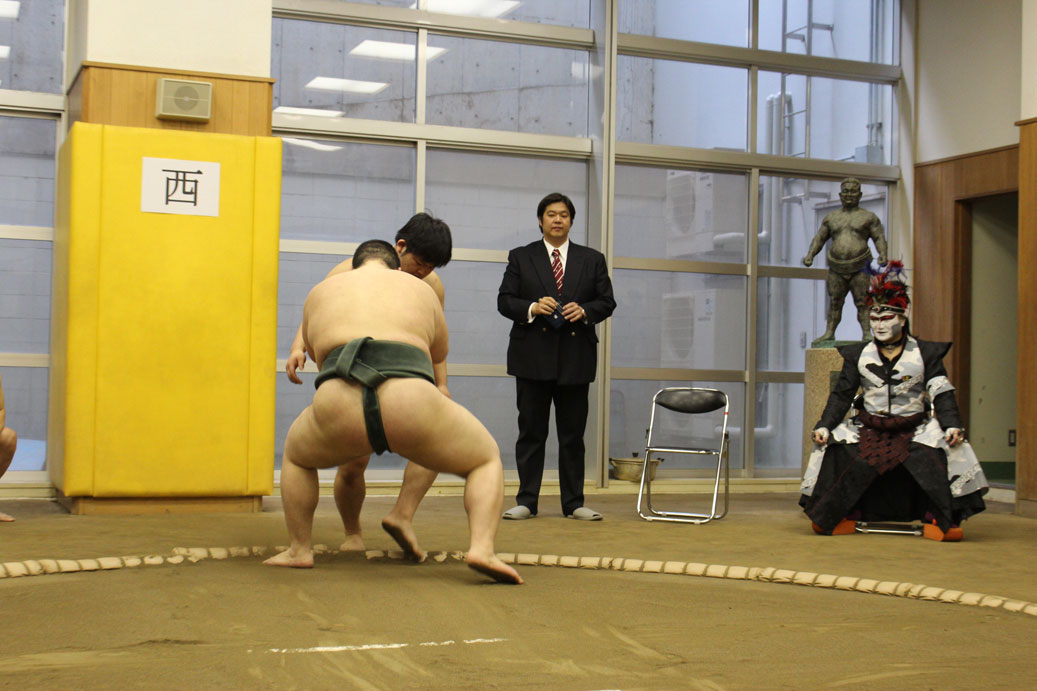 取組をうれしそうに見守る閣下。