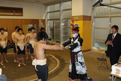 表彰状を贈る閣下。