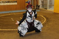 四股を踏む閣下。