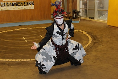 四股を踏む閣下。