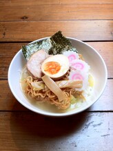ピエール瀧考案「ラーメン丼」。白いごはんの上にかたやきそばとラーメンの具が乗っている。