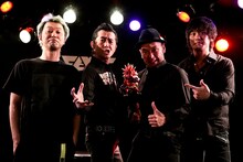 怒髪天メンバーと、増子直純考案のキャラクター怒髪鬼（写真中央）。（撮影：西槇太一）