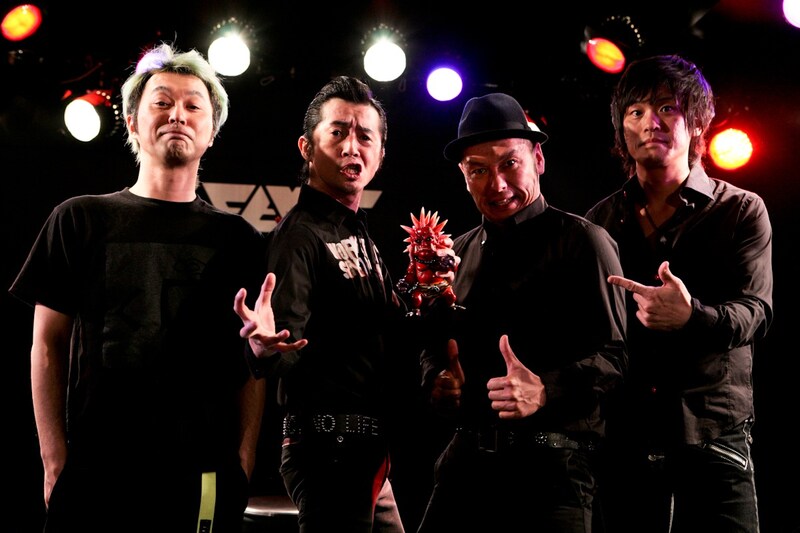 怒髪天メンバーと、増子直純考案のキャラクター怒髪鬼（写真中央）。（撮影：西槇太一）