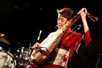 琵琶奏者の田原順子。（撮影：西槇太一）