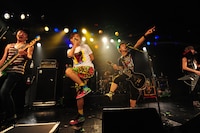 「World of Glory」を披露するTOTALFAT＋井上ジョー。パワフルな演奏で会場を圧倒した。