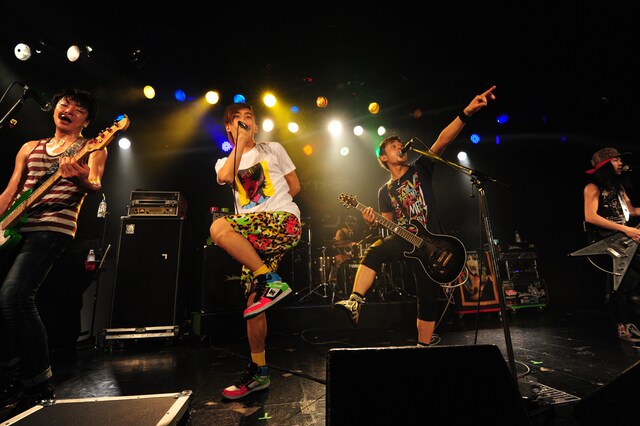 「World of Glory」を披露するTOTALFAT＋井上ジョー。パワフルな演奏で会場を圧倒した。