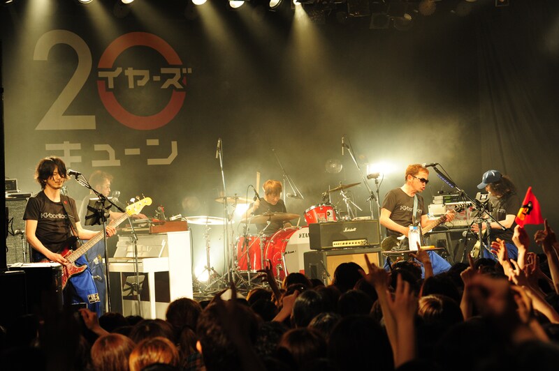 アンコールで「Feel So Moon」を演奏するユニコーン。