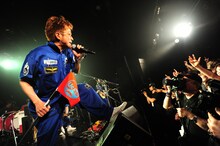 「SAMURAI 5」を歌う阿部義晴。手に持っているのが新型「Ucフラッグ」。