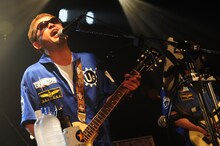 シャウトする奥田民生。