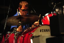 「メダカの格好」でドラムを叩く奥田民生。