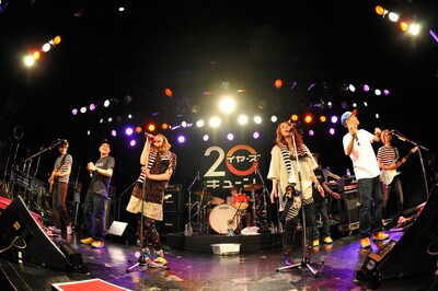 写真は「愛のしるし」を披露するPUFFY with スチャダラパー。