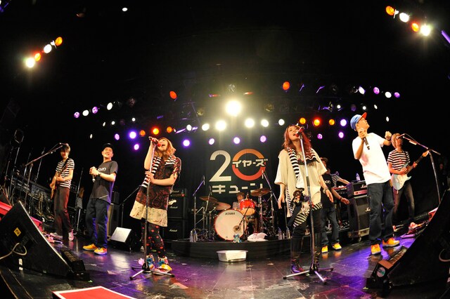 写真は「愛のしるし」を披露するPUFFY with スチャダラパー。