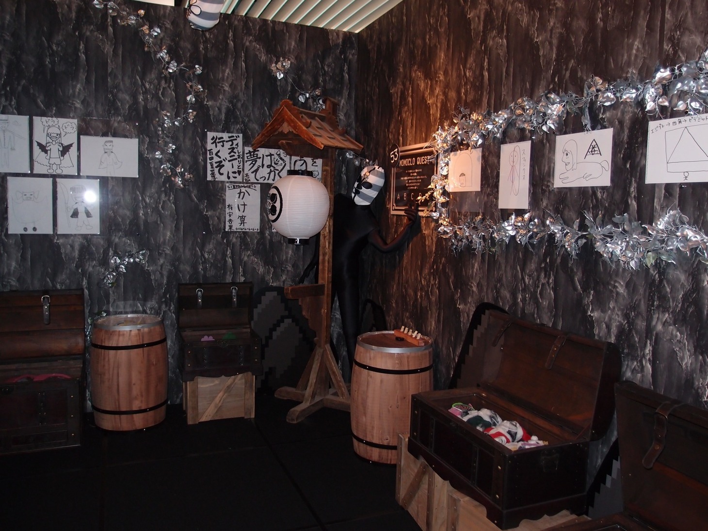 「ももクロChan」で披露されたイラストや習字、ライブやPVなどで使われた小道具を間近で堪能できる。