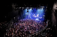写真は4月22日に赤坂BLITZで行われたワンマンライブ「PE'Z REALIVE 2012 宴～今夜はブレイコー！～」の様子。