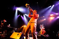 写真は4月22日に赤坂BLITZで行われたワンマンライブ「PE'Z REALIVE 2012 宴～今夜はブレイコー！～」の様子。