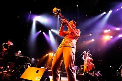 写真は4月22日に赤坂BLITZで行われたワンマンライブ「PE'Z REALIVE 2012 宴～今夜はブレイコー！～」の様子。