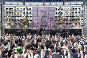昨日4月28日に行われた「ARABAKI ROCK FEST.12」でのMAN WITH A MISSIONのステージの様子。