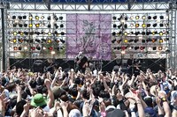 昨日4月28日に行われた「ARABAKI ROCK FEST.12」でのMAN WITH A MISSIONのステージの様子。