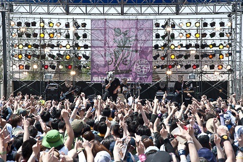 昨日4月28日に行われた「ARABAKI ROCK FEST.12」でのMAN WITH A MISSIONのステージの様子。