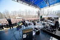 昨日4月28日に行われた「ARABAKI ROCK FEST.12」でのMAN WITH A MISSIONのステージの様子。