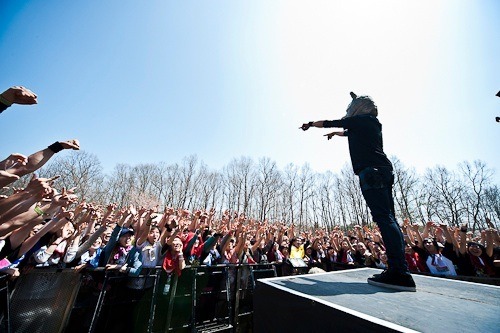 昨日4月28日に行われた「ARABAKI ROCK FEST.12」でのMAN WITH A MISSIONのステージの様子。