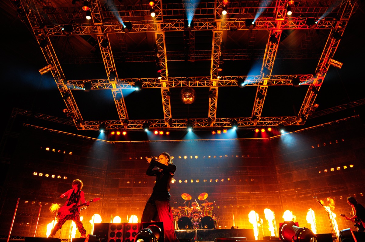 写真は4月28日のシンガポール公演の模様。