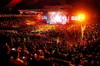 写真は4月28日のシンガポール公演の模様。