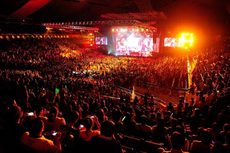 写真は4月28日のシンガポール公演の模様。