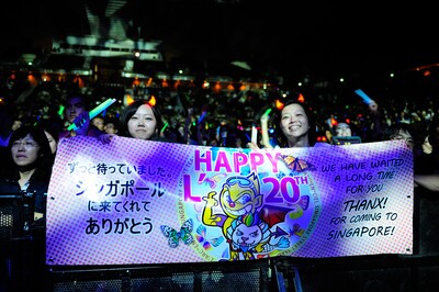 シンガポール公演にて、横断幕を掲げる現地ファン。