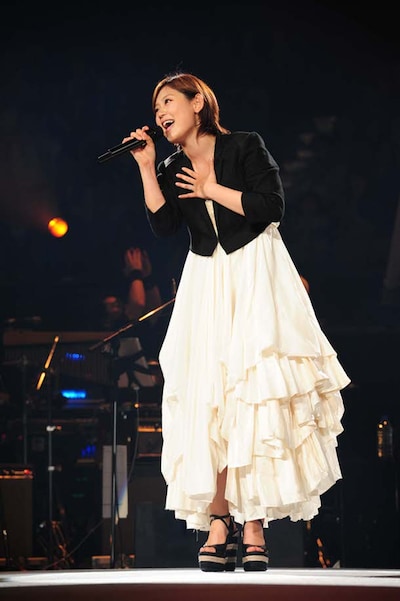 日本武道館で熱唱する絢香。