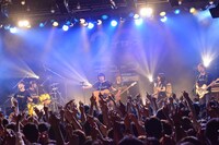 電気グルーヴの名曲をカバーする“ニコットモンチー”。合間にチャットモンチーの「シャングリラ」のワンフレーズを挟み込み観客を沸かせる一幕も。（撮影：古渓一道）