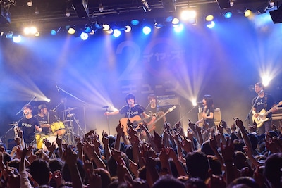 電気グルーヴの名曲をカバーする“ニコットモンチー”。合間にチャットモンチーの「シャングリラ」のワンフレーズを挟み込み観客を沸かせる一幕も。（撮影：古渓一道）