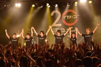 一夜限りの“ニコットモンチー”のステージを終えた直後の6人。（撮影：古渓一道）