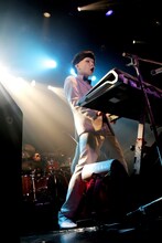 「CASCADE presents『VIVA！ROCK'A FIELD』」大阪公演でのピアノゾンビのパフォーマンス。