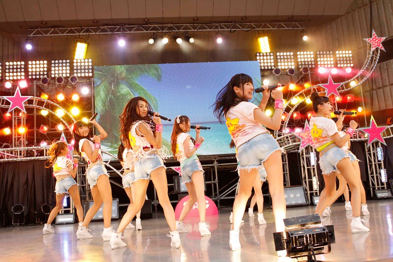 新曲「プリプリ♥SUMMERキッス」を披露するSUPER☆GiRLS。