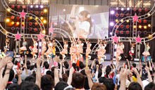 Cheeky Paradeとともに「みらくるが止まンないっ！」を披露するSUPER☆GiRLS。