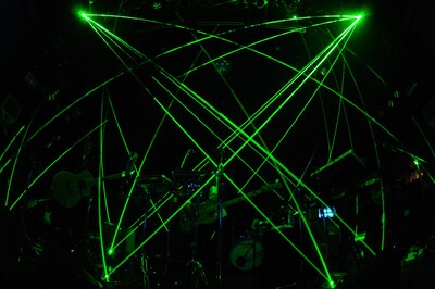 オーディエンスの度肝を抜いたレーザーを駆使した演出。