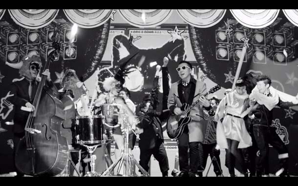 「女神のKISS」ビデオクリップのワンシーン。