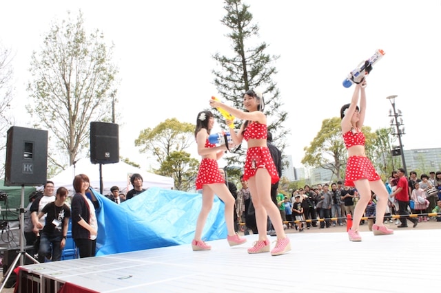 水鉄砲を手にはしゃぐスマイレージのメンバーたち。