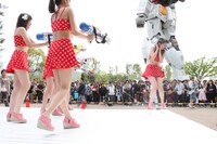 お互いに水鉄砲を向け合うスマイレージのメンバー。