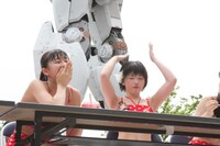 ただ1人かき氷を完食した竹内朱莉（写真右）。