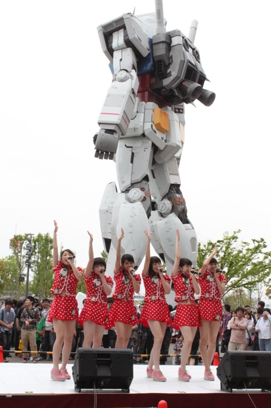 ガンダムのふもとでパフォーマンスを披露するスマイレージ。