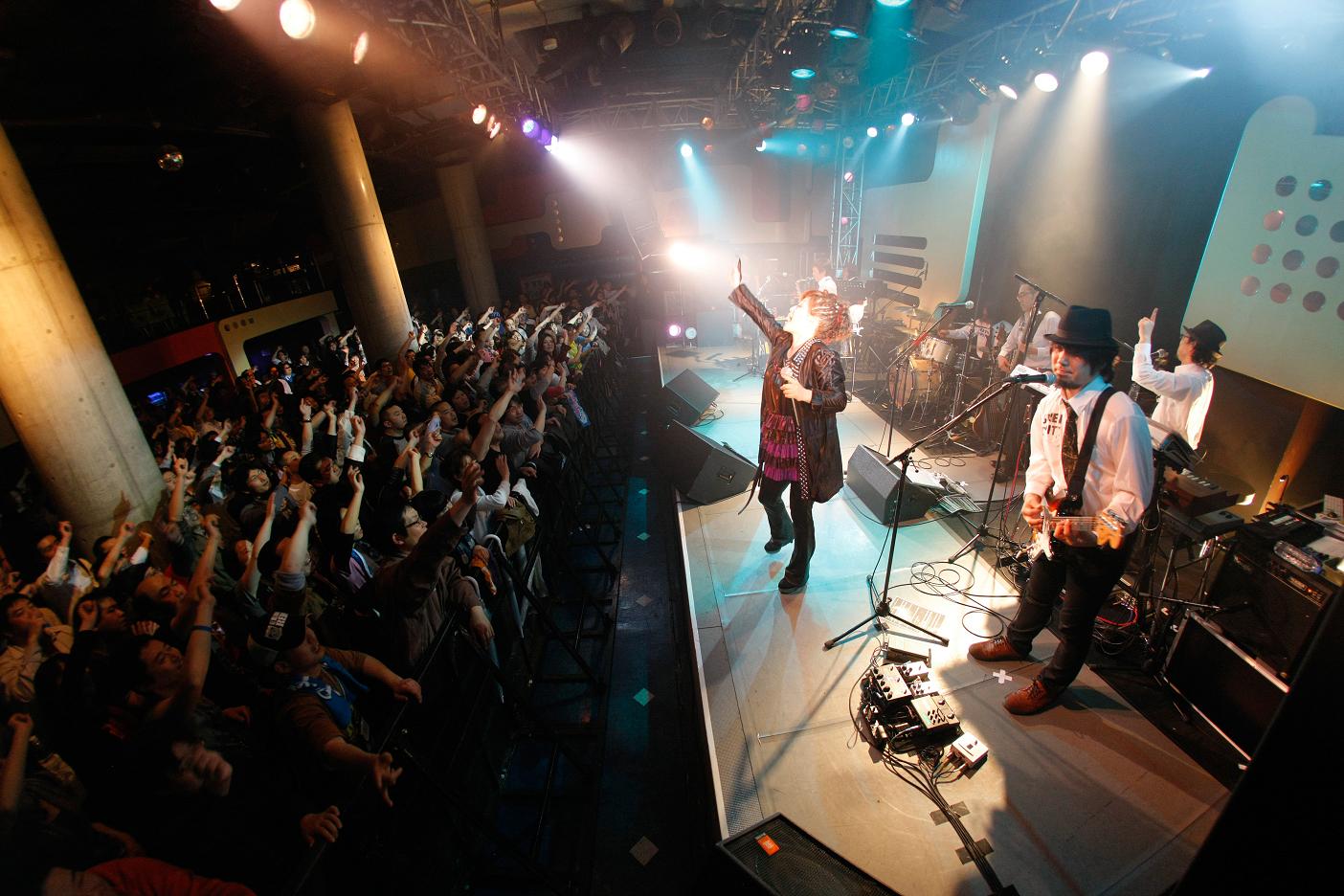 写真は4月3日に東京・渋谷duo MUSIC EXCHANGEで行われた「ライブハウスツアー2012"セレンディピティー～人生はステージだ !!～"」の模様。