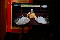 放送開始直後のUstreamルームの様子。15kgのわんこそばを前に意気込みを語る成田マネージャ。（Photo by 木村篤史）