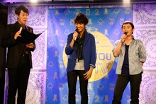 写真左から進行の小籔千豊、北川悠仁、岩沢厚治。（Photo by 木村篤史）