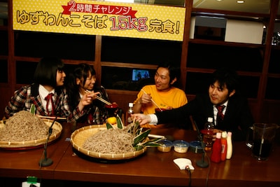 15kgのわんこそばを完食しようと奮闘する夢眠ねむ（写真左）、古川未鈴（左から2人目）、成田マネージャ（右から2人目）。（Photo by 木村篤史）