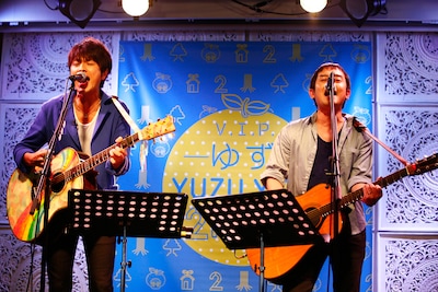 「虹」を歌うゆず。（Photo by 木村篤史）