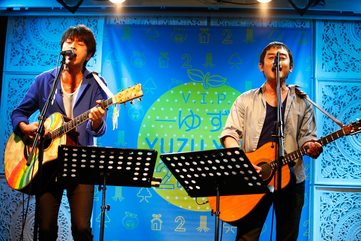 「虹」を演奏するゆず。（Photo by 木村篤史）