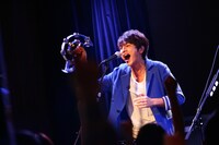 「夏色」で北川が鳴らしたタンバリンは今回、スペシャのロゴ入りのものに。（Photo by 木村篤史）