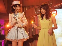 スタジオライブ収録時の柏木由紀（写真左）、石川ひとみ（右）。